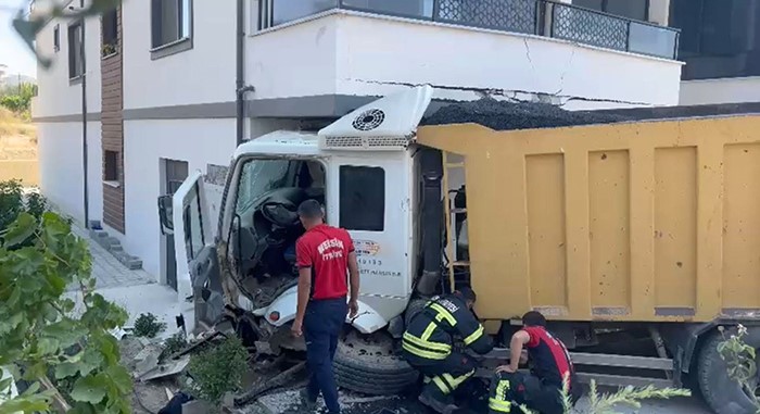 Mersin’de hafriyat kamyonu apartman balkonuna girdi: 1 yaralı