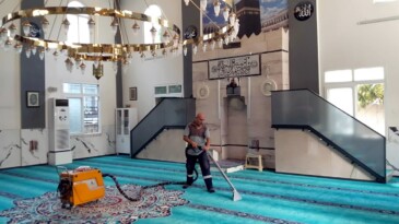 Mersin’deki camilerde temizlik çalışmaları sürüyor