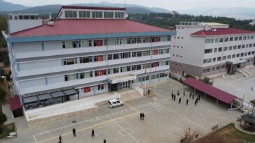 Okullarını el ele vererek yenilediler