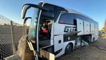 Mersin’de yolcu otobüsü refüje girdi: 13 yaralı