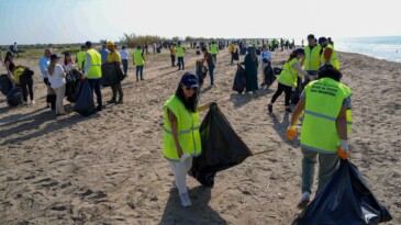 Tarsus Plajı’ndan bir ton atık toplandı