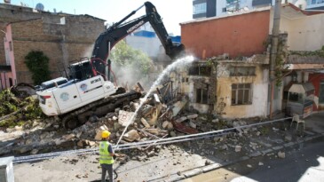 Akdeniz’de metruk yapılarla mücadele sürüyor