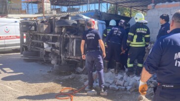 Kamyonet 2 evin arasındaki depoya girdi, yaralılar ekiplerin çalışmasıyla kurtarıldı