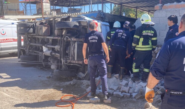 Kamyonet 2 evin arasındaki depoya girdi, yaralılar ekiplerin çalışmasıyla kurtarıldı
