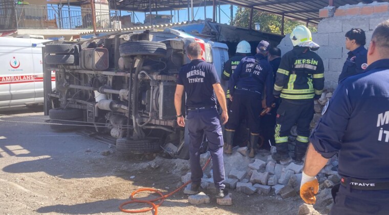 Kamyonet 2 evin arasındaki depoya girdi, yaralılar ekiplerin çalışmasıyla kurtarıldı