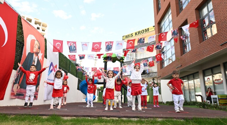 Mersin’de miniklerden Cumhuriyet Bayramı coşkusu