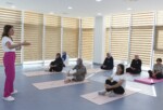 Mersin’de meme kanseri farkındalık etkinliğinde kadınlar yoga yaptı