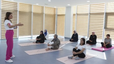 Mersin’de meme kanseri farkındalık etkinliğinde kadınlar yoga yaptı