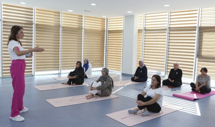 Mersin’de meme kanseri farkındalık etkinliğinde kadınlar yoga yaptı