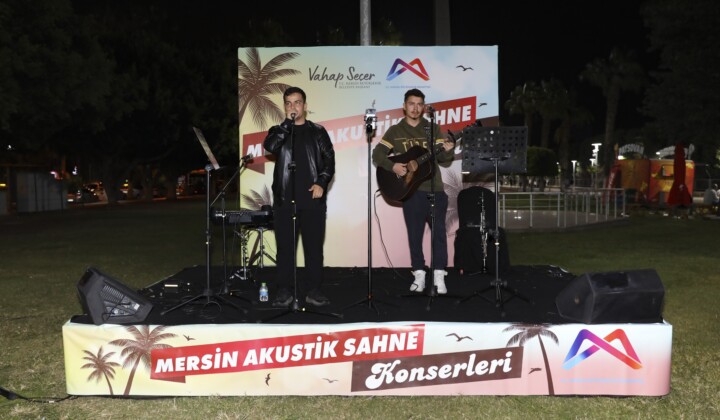 Mersin’de akustik sahne konserleri gençlerin ilgisini çekiyor