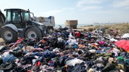 Mersin sahilinde tepki çeken görüntü: Tonlarca tekstil atığı sahile döküldü