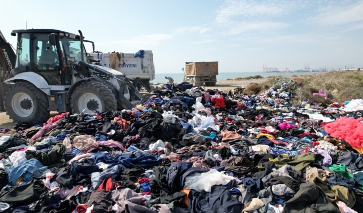 Mersin sahilinde tepki çeken görüntü: Tonlarca tekstil atığı sahile döküldü