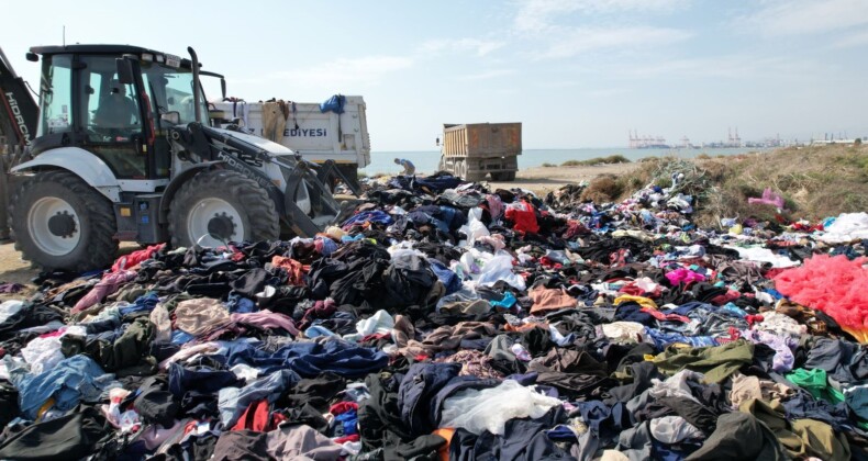 Mersin sahilinde tepki çeken görüntü: Tonlarca tekstil atığı sahile döküldü