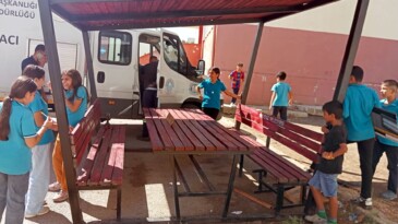 Akdeniz’de parklar yenileniyor çocuklar daha güvenli oynuyor