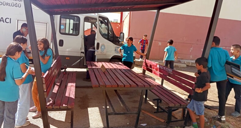 Akdeniz’de parklar yenileniyor çocuklar daha güvenli oynuyor