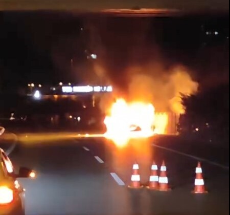 Otomobil alev alev yandı