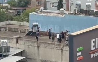 Ailesini rehin alıp bıçak çekti, özel harekat polisi bacağından vurdu