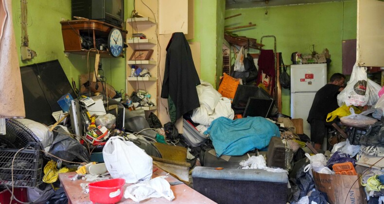 Tarsus’ta bir evden 28 ton çöp çıkarıldı