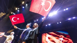 Selda Bağcan, ‘Mersin Gençlik Festivali’ kapsamında sahne aldı