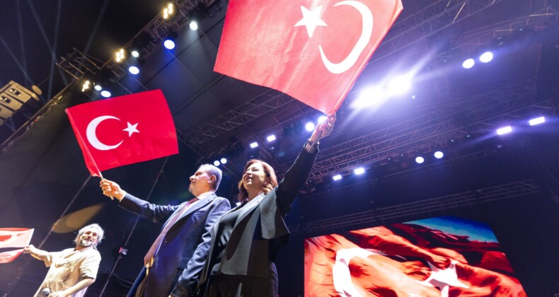 Selda Bağcan, ‘Mersin Gençlik Festivali’ kapsamında sahne aldı