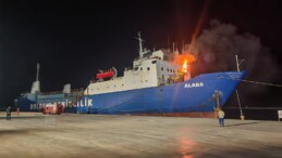 Limana bağlı yük gemisinde çıkan yangın söndürüldü