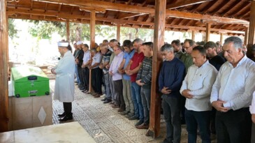 Mersin’deki işçi servisi kazasında hayatını kaybedenler toprağa verildi