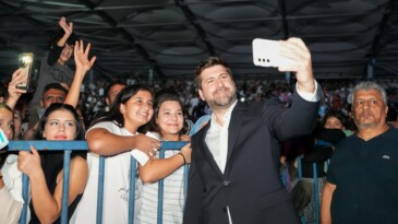 Tarsus’ta cumhuriyet coşkusu Sefo konseriyle zirveye ulaştı