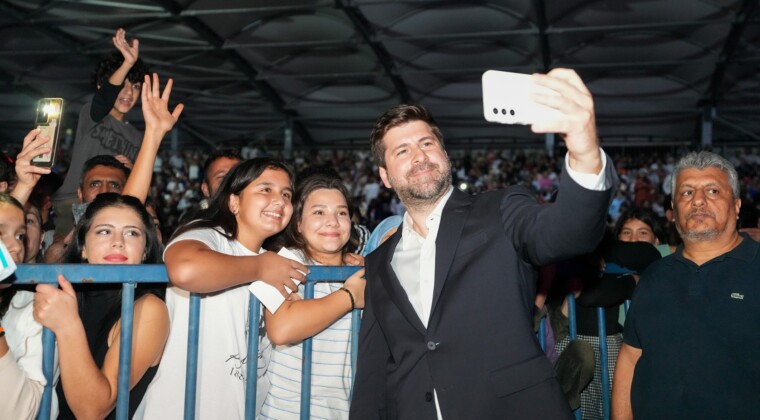 Tarsus’ta cumhuriyet coşkusu Sefo konseriyle zirveye ulaştı