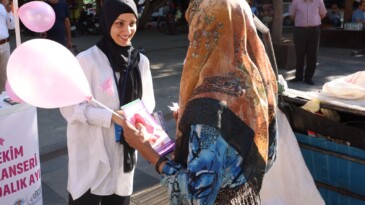 Akdeniz Belediyesinden ‘meme kanseri farkındalığı’ için pembe kurdele