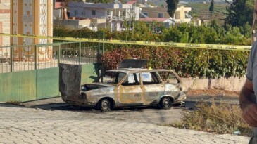 Mersin’in Tarsus ilçesinde bir şahıs, av tüfeğiyle 13 yaşındaki çocuğu öldürüp, onun kuzenini de yaralandıktan sonra otomobilini yakıp intihar etti