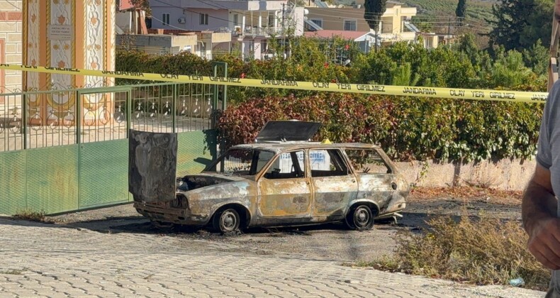 Mersin’in Tarsus ilçesinde bir şahıs, av tüfeğiyle 13 yaşındaki çocuğu öldürüp, onun kuzenini de yaralandıktan sonra otomobilini yakıp intihar etti