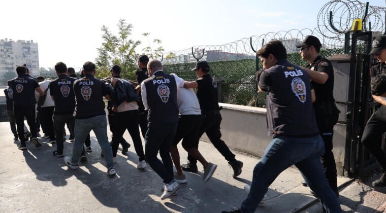 Deste deste para çıktı: Loca bileti satarak dolandırıcılık yapan 16 şüpheli yakalandı