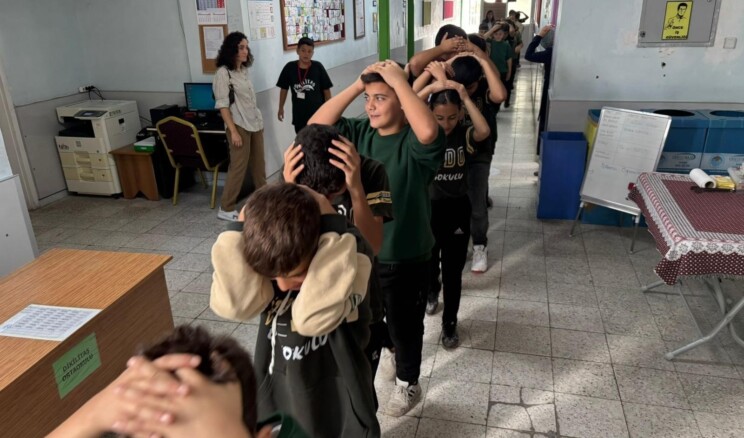 Mersin’de tüm okullarda eş zamanlı afet tatbikatı gerçekleştirildi