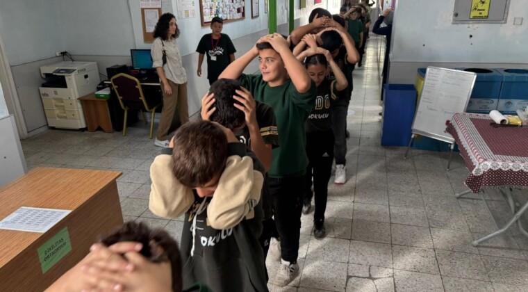 Mersin’de tüm okullarda eş zamanlı afet tatbikatı gerçekleştirildi