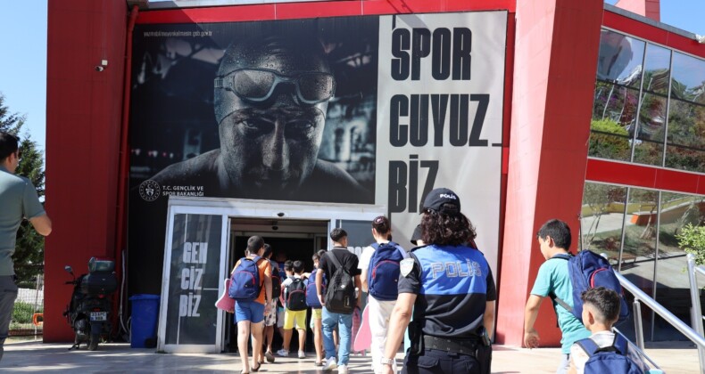 Mersin’de polis desteğiyle çocuklara yüzme eğitimi verildi