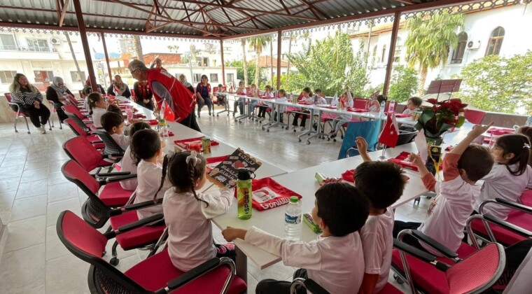 Anamur’da miniklerden ‘Kızılay Haftası’ etkinliği