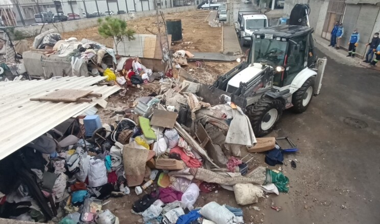 Mersin’de bir evden 10 kamyon çöp çıkarıldı