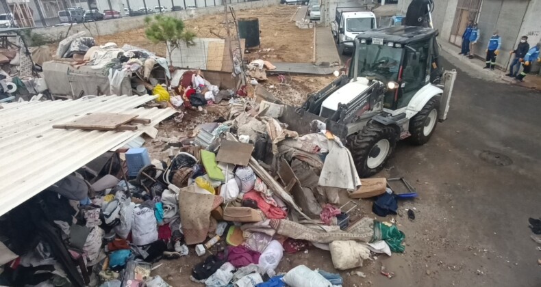 Mersin’de bir evden 10 kamyon çöp çıkarıldı