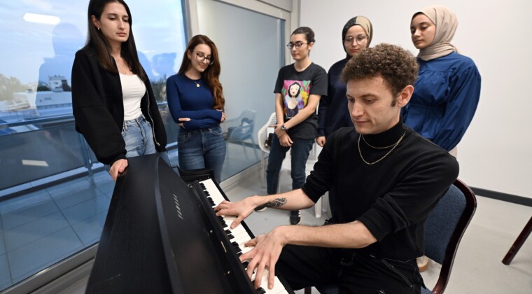 Mersin’de ücretsiz enstrüman kurslarına yoğun ilgi
