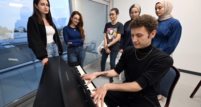 Mersin’de ücretsiz enstrüman kurslarına yoğun ilgi