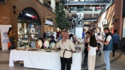 Kadın kursiyerler el emeği ürünlerini öğretmenler için sergiledi