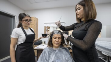 Mersin’de MERCEK’in saç renklendirme kursu yoğun ilgi görüyor