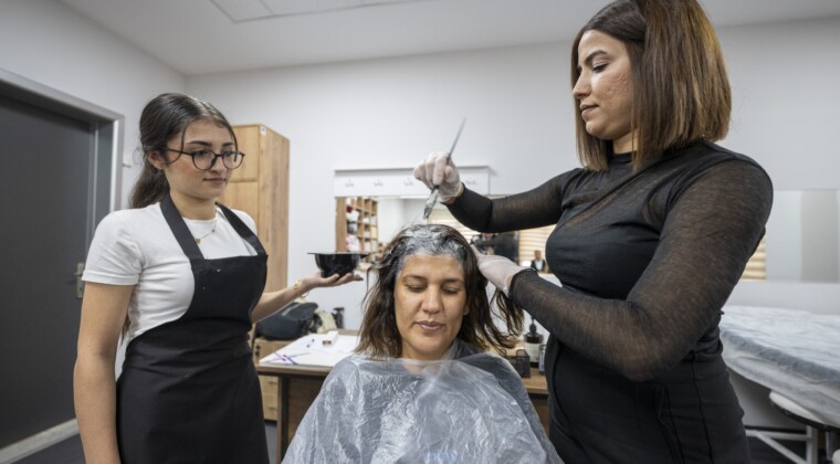 Mersin’de MERCEK’in saç renklendirme kursu yoğun ilgi görüyor