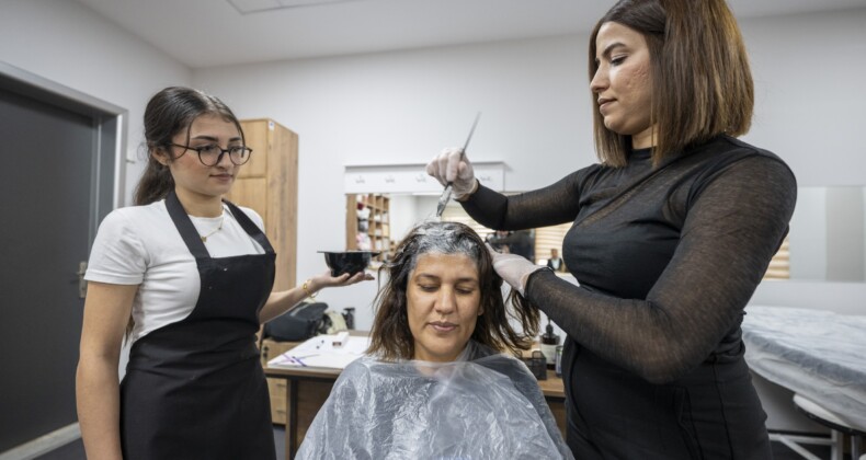 Mersin’de MERCEK’in saç renklendirme kursu yoğun ilgi görüyor