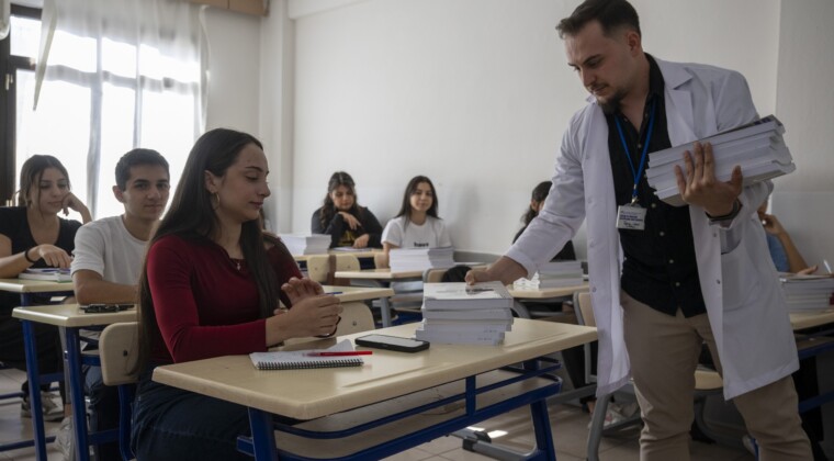 Mersin’de 5 bin öğrenciye ücretsiz kaynak kitap dağıtıldı