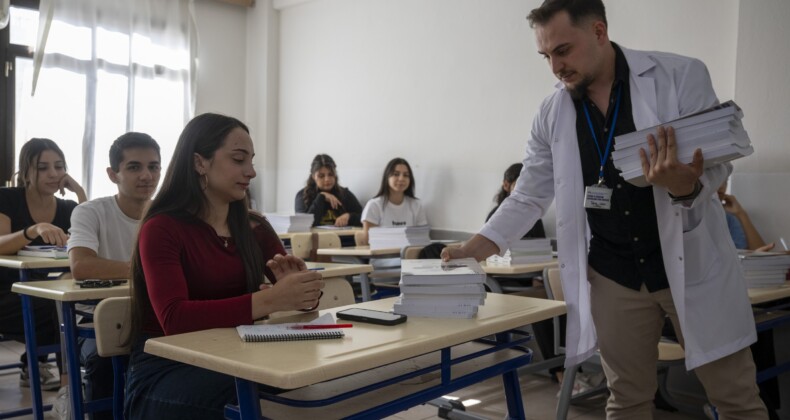 Mersin’de 5 bin öğrenciye ücretsiz kaynak kitap dağıtıldı