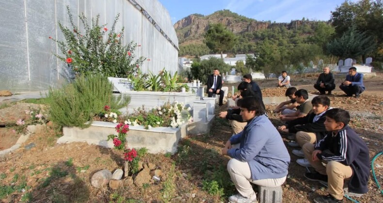 Bozyazı’da vefat eden öğretmen kabri başında anıldı