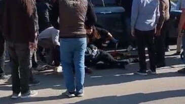 Otomobilin çarptığı yaşlı adam hayatını kaybetti  (Fotoğraflı)  Ersoy Yalçın MERSİN (İHA) – Mersin’in Tarsus ilçesinde meydana gelen trafik kazasında 1 kişi hayatını kaybetti. Kaza, ilçeye bağlı Gazipaşa Mahallesi’nde meydana geldi. Alınan bilgiye göre, İ.A. (55) idaresindeki 33 NDL 58 plakalı otomobil, Gazipaşa Bulvarı üzerinde seyir halindeyken yolun karşı tarafına geçen Halit Yıldız’a (82) çarptı. Çarpmanın etkisiyle araç bu kez de M.G. (19) yönetimindeki 33 BBS 807 plakalı otomobile çarptı. Kazada yaya Yıldız ağır yaralandı. Ambulansla hastaneye kaldırılan yaşlı adam yapılan tüm müdahaleye rağmen kurtarılamayarak hayatını kaybetti. Kazayla ilgili soruşturma sürüyor