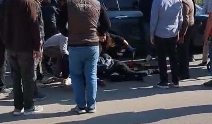 Otomobilin çarptığı yaşlı adam hayatını kaybetti  (Fotoğraflı)  Ersoy Yalçın MERSİN (İHA) – Mersin’in Tarsus ilçesinde meydana gelen trafik kazasında 1 kişi hayatını kaybetti. Kaza, ilçeye bağlı Gazipaşa Mahallesi’nde meydana geldi. Alınan bilgiye göre, İ.A. (55) idaresindeki 33 NDL 58 plakalı otomobil, Gazipaşa Bulvarı üzerinde seyir halindeyken yolun karşı tarafına geçen Halit Yıldız’a (82) çarptı. Çarpmanın etkisiyle araç bu kez de M.G. (19) yönetimindeki 33 BBS 807 plakalı otomobile çarptı. Kazada yaya Yıldız ağır yaralandı. Ambulansla hastaneye kaldırılan yaşlı adam yapılan tüm müdahaleye rağmen kurtarılamayarak hayatını kaybetti. Kazayla ilgili soruşturma sürüyor