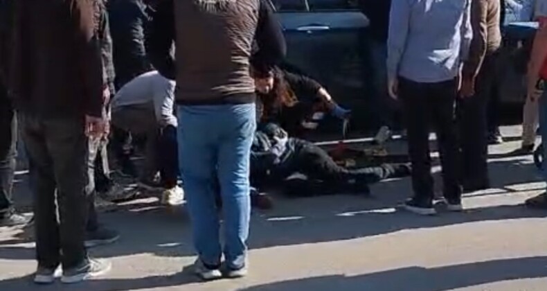 Otomobilin çarptığı yaşlı adam hayatını kaybetti  (Fotoğraflı)  Ersoy Yalçın MERSİN (İHA) – Mersin’in Tarsus ilçesinde meydana gelen trafik kazasında 1 kişi hayatını kaybetti. Kaza, ilçeye bağlı Gazipaşa Mahallesi’nde meydana geldi. Alınan bilgiye göre, İ.A. (55) idaresindeki 33 NDL 58 plakalı otomobil, Gazipaşa Bulvarı üzerinde seyir halindeyken yolun karşı tarafına geçen Halit Yıldız’a (82) çarptı. Çarpmanın etkisiyle araç bu kez de M.G. (19) yönetimindeki 33 BBS 807 plakalı otomobile çarptı. Kazada yaya Yıldız ağır yaralandı. Ambulansla hastaneye kaldırılan yaşlı adam yapılan tüm müdahaleye rağmen kurtarılamayarak hayatını kaybetti. Kazayla ilgili soruşturma sürüyor